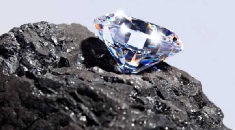 दागिने प्रत्येकालाच आवडतात. त्यातही हे दागिने चमकत्या हिऱ्याचे असतील तर थाट वेगळाच असतो. आजघडीला जगात कोट्यवधी रुपये किंमत असलेले हिरे आहेत. पण हिऱ्यांचे वेगवेगळे प्रकार असतात. हे प्रकार कोणते ते जाणून घेऊ या...