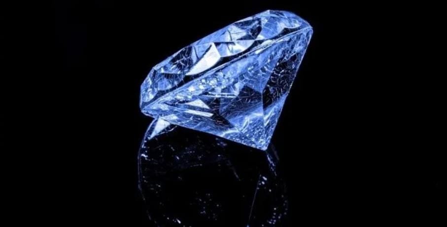 हिऱ्यांना प्रामुख्याने दोन प्रकारांत विभागले जाते. पहिल्या प्रकारातील हिरा हा नैसर्गिक असतो. या हिऱ्याला खोदकाम करून बाहेर काढले जाते. हे हिरो शोधण्यासाठी भूगर्भात खोदकाम करावे लागते. त्यानंतर चमकदार आणि मौल्यवान असे हिरे मिळतात. जगात अनेक ठिकाणी अशा हिऱ्यांच्या खाणी आहेत.