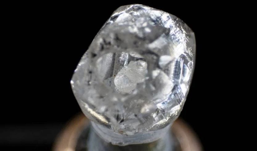 हिऱ्यांचा दुसरा प्रकार हा लॅब ग्रोन हिरा असा आहे. हे हिरे कृत्रिम असतात. ते तयार केले जातात. पण हे हिरे नैसर्गिक आणि भूगर्भातून काढलेल्या हिऱ्याप्रमाणेच दिसतात. आजघडीला लॅबमध्ये तयार करण्यात आलेल्या हिऱ्यांनादेखील खूप मागणी आहे.