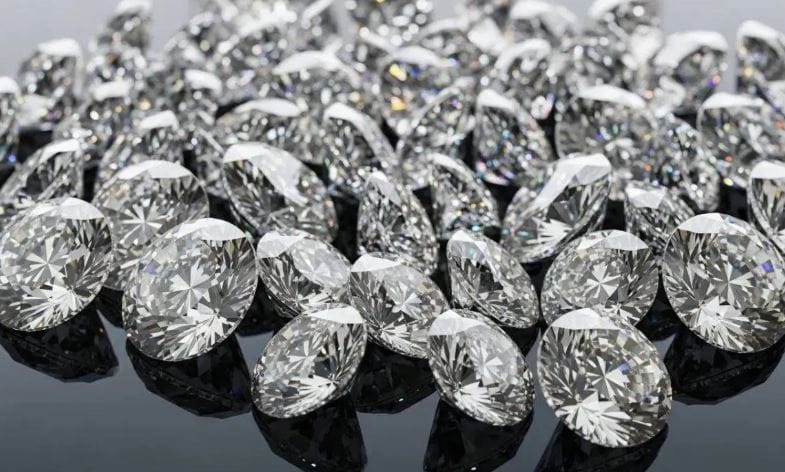 कृत्रिम हिरे हे एचपीएचटी आणि सीव्हीडी तंत्रज्ञान वापरून तयार केले जातात. अशा हिऱ्यामधील अशुद्धी तंत्र वापरून कमी केली जाते. त्यानंत असे हिरे एकदम पारदर्शी आणि स्वच्छ दिसतात. या हिऱ्यांची किंमत नैसर्गिक हिऱ्यांच्या तुलनेत कमी असते.