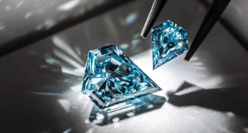 हिऱ्याचे इतरही चार प्रकार आहेत. हिऱ्यामधील नायट्रोजन आणि बोरॉन या घटकांच्या आधारावर हे चार प्रकार पडलेले आहेत. या वेगवेगळ्या चार प्रकारांची वेगवेगळी किंमत असते. Type I, Type II, Type la आणि Type lb, Type llb, Type lla, असे काही हिऱ्याचे प्रकार आहेत.