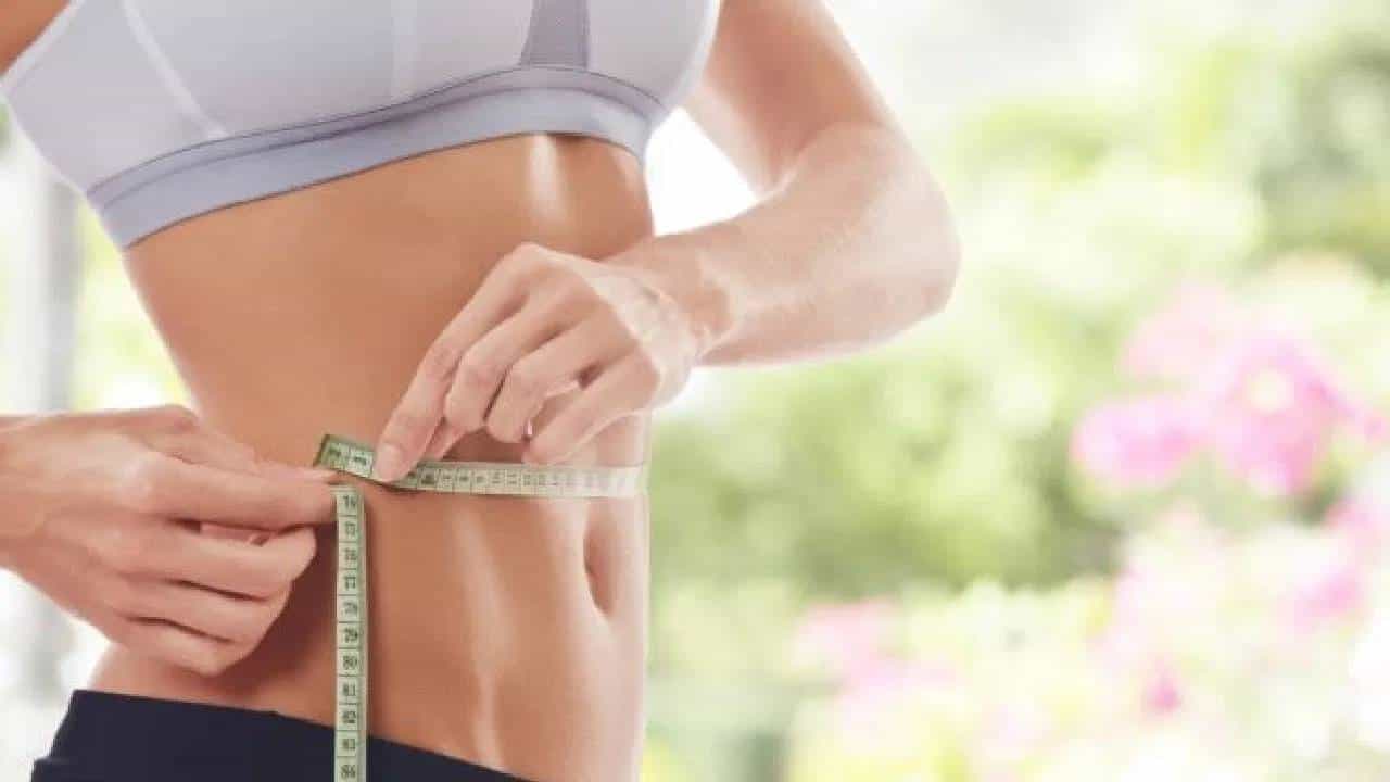 वाढलेले वजन ही अनेकांची मोठी समस्या बनत चालले आहे. बऱ्याचदा ऑफिसच्या कामांमुळे आपल्याला कित्येक तास जाग्यावरून उठला देखील येत नाही. परिणामी झपाट्याने वजन वाढते.