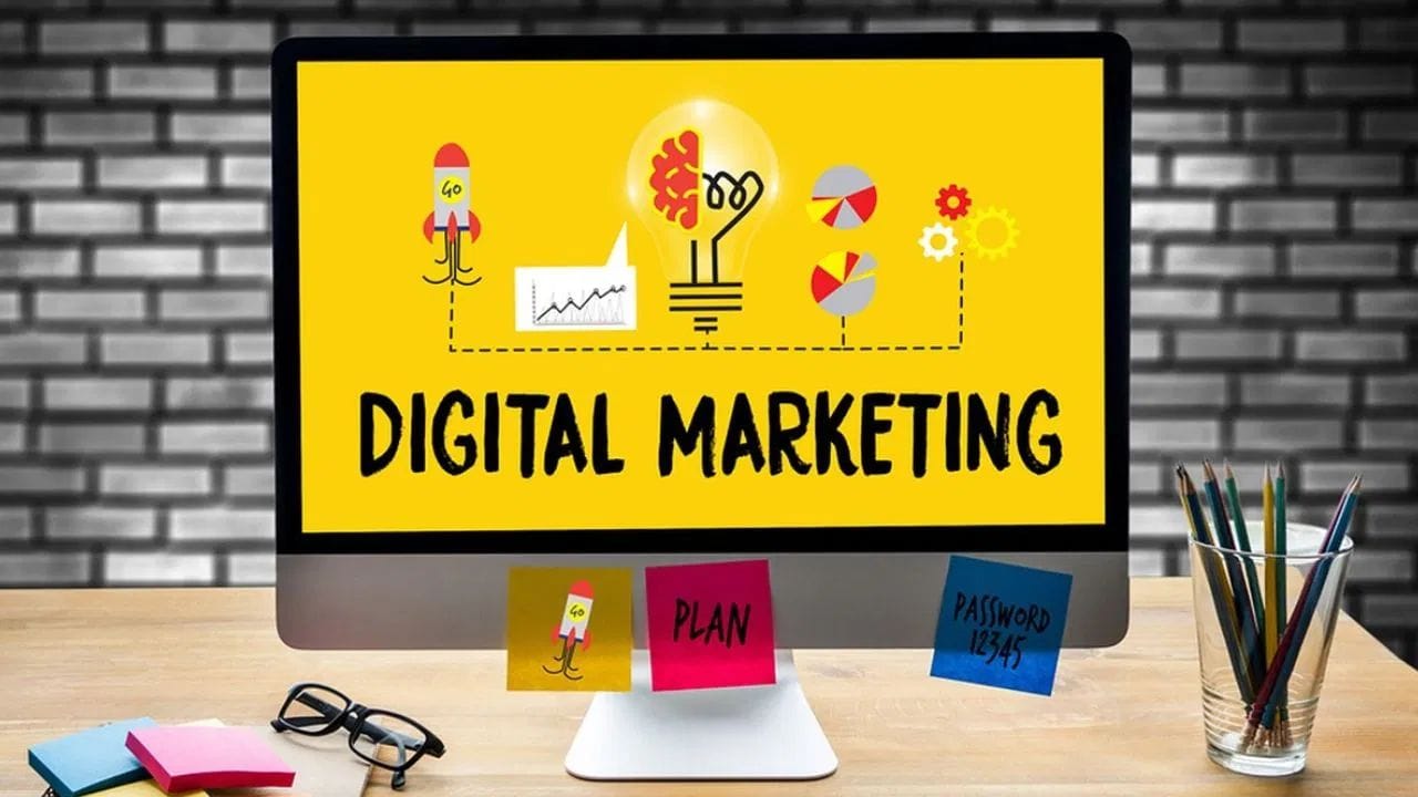 डिजिटल मार्केटिंगमध्ये अनुभव आणि स्किल्स पदवीपेक्षा कितीतरी महत्त्वाचे असतात. SEO, सोशल मीडिया मार्केटिंग, कंटेंट क्रिएशन किंवा ईमेल मार्केटिंगमध्ये निपुण झालात तर महिन्याला 50 हजार ते 1 लाख किंवा त्याहून अधिक कमाई सहज शक्य आहे. हे स्किल्स ऑनलाइन कोर्सेस आणि यूट्यूब ट्यूटोरियल्सद्वारे शिकता येतात. फ्रीलान्सिंग किंवा फुल-टाइम जॉब असे दोन्ही पर्याय खुले आहेत.