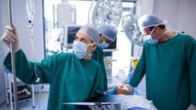 डॉक्टर ऑपरेशन करताना हिरव्या रंगाचेच कपडे का परिधान करतात? कारण काय?.