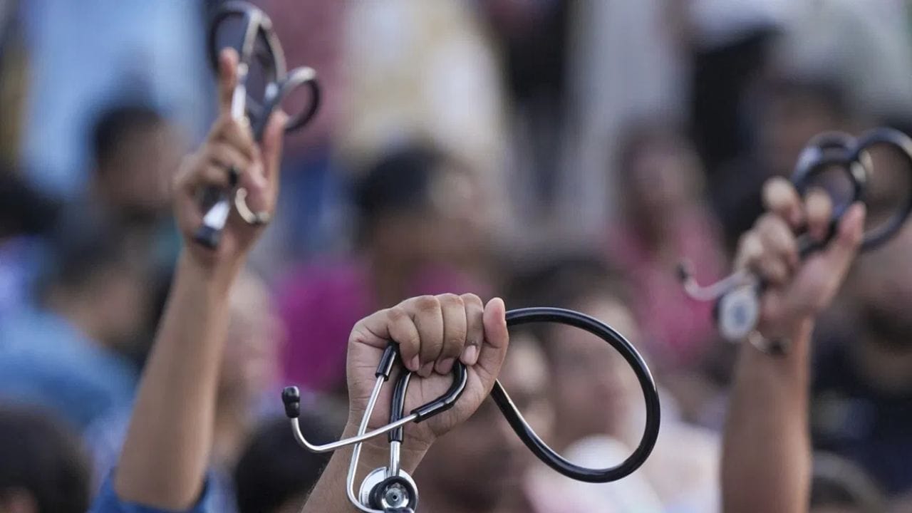 डॉक्टर हा मुलगा आहे की मुलगी? भारताच्या या शहरात पसरायल महाभयंकर आजार, रुग्णालयात येतायेत शेकडो केस डॉक्टर हा मुलगा आहे की मुलगी? भारताच्या या शहरात पसरायल महाभयंकर आजार, रुग्णालयात येतायेत शेकडो केस