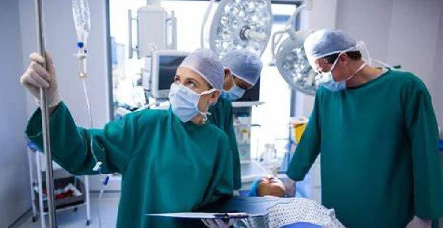 ऑपरेशन थिएटरच्या परिसरात गेलं तुम्हाला सगळीकडे हिरव्या आणि निळ्या रंगाचे कपडे दिसतात. तुम्हाला डॉक्टर आणि नर्सेसच्या अगांवर एक तर निळ्या किंवा हिरव्या रंगाचे कपडे आढळतात. अनेकांना वाटते की अशा रंगाचे कपडे परिधान करणे हा एक प्रथा आणि परंपरेचा भाग आहे. 