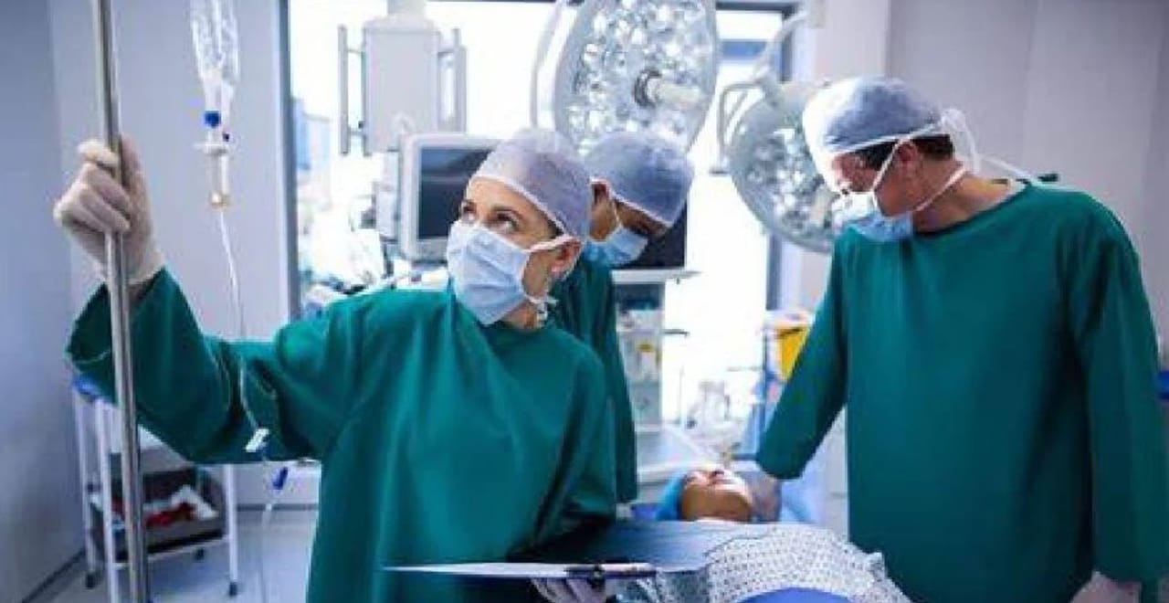 ऑपरेशन थिएटरच्या परिसरात गेलं तुम्हाला सगळीकडे हिरव्या आणि निळ्या रंगाचे कपडे दिसतात. तुम्हाला डॉक्टर आणि नर्सेसच्या अगांवर एक तर निळ्या किंवा हिरव्या रंगाचे कपडे आढळतात. अनेकांना वाटते की अशा रंगाचे कपडे परिधान करणे हा एक प्रथा आणि परंपरेचा भाग आहे. 