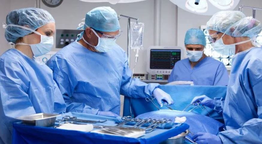 20 व्या शतकाच्या सुरुवातीपर्यंत पांढरा रंग हा स्वच्छता आणि पवित्रतेचे प्रतिक मानला जायचा. त्यामुळेच डॉक्टर ऑपरेशन करताना पांढऱ्या रंगाचे कपडे परिधान करायचे. मात्र 1914 सालानंतर ऑपरेशन करताना पांढऱ्या कपड्यांवर रक्त लागते. त्यामुळे  डोळ्यांना त्रास होतो. त्यामुळेच हळूहळू पांढरा रंग वगळून हिरव्या आणि  निळ्या रंगाचे कपडे परिधान करण्यास सुरुवात झाली. 