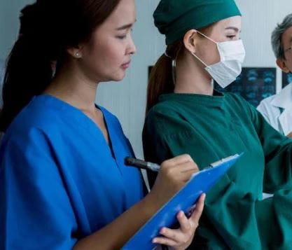 लाल रंगाकडे सलग पाहिले की मानवी डोळ्यांना कलर फटीगचा त्रास सुरु होतो. मात्र सलग लाल रंग पाहिला की डोळे थकून जातात. ऑपरेशन करताना रुग्णाच्या अंगातून सतत रक्त येत असते. यामुळे डोळ्यांपुढे सतत लाल रंगच दिसतो. म्हणूनच डोळ्यांना त्रास होऊ नये म्हणून डॉक्टर निळ्या आणि लाल रंगाचे कपडे परिधान करतात. 