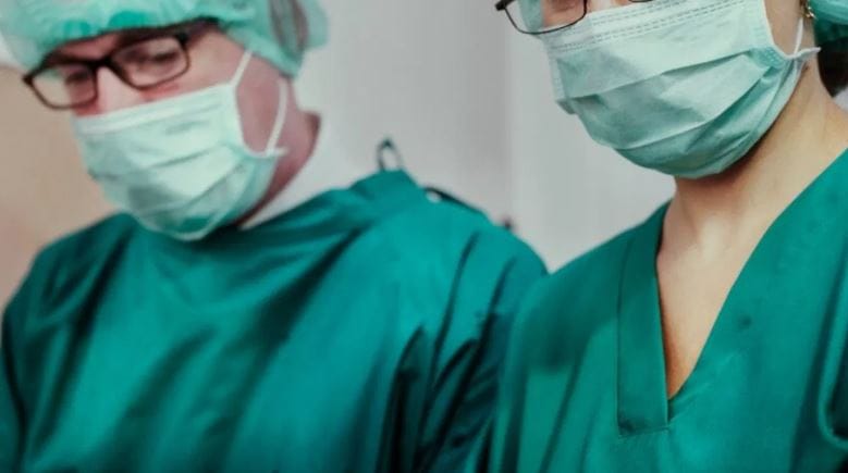 निळा आणि हिरवा रंग फक्त डोळ्यांनाच नव्हे तर मेंदुलादेखील आराम देण्यास मदत करतो. हे दोन्ही रंग तणाव कमी करतात. ऑपरेशन करताना ते यशस्वी व्हावे याचा तणाव डॉक्टरांवर असतो. त्यामुळेच अशा स्थितीत निळ्या आणि हिरव्या रंगाचे कपडे परिधान केल्यास मानसिक शांती मिळण्यास मदत होते.   