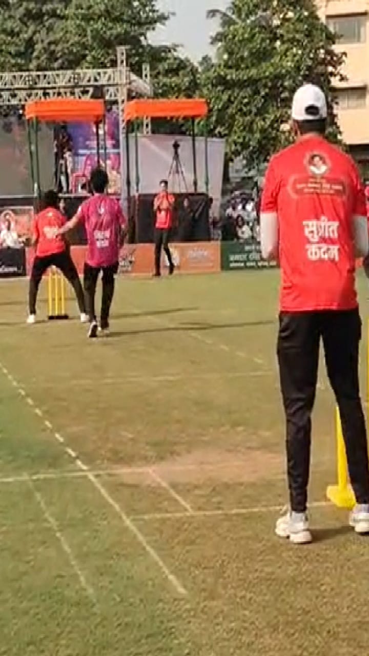 Dombivli : प्रवीण तरडे यांच्या बॉलिंगवर रवींद्र चव्हाण यांची फटकेबाजी, डोंबिवलीत  क्रिकेटचा थरार