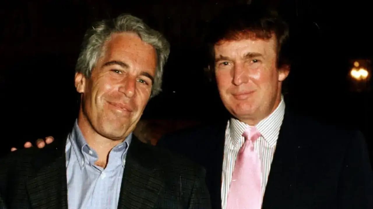 जेफ्री एपस्टीन आणि डोनाल्ड ट्रम्प यांचे अनेक जुने फोटो आणि व्हिडिओ समोर आले आहेत, ज्यात ते  कार्यक्रमांमध्ये एकत्र दिसत आहेत. हे फोटो 1990 च्या दशकातील असल्याचे सांगितले जात आहे. एपस्टाईन हे न्यू यॉर्कमधील हाय-प्रोफाइल पार्ट्यांमध्ये सहभागी होत असत, परंतु डोनाल्ड ट्रम्प यांनी नंतर जाहीरपणे सांगितलं, की त्यांनी वर्षांपूर्वी एपस्टाईनपासून स्वतःला दूर ठेवलं आहे. 