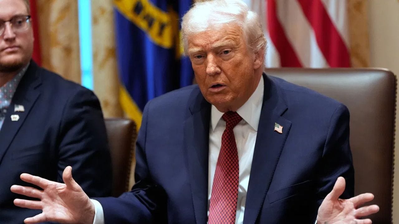 मोठी बातमी! डोनाल्ड ट्रम्प यांचा सर्वात मोठा धक्का, व्हिसाबाबत घेतला खळबळजनक निर्णय, होणार मोठा परिणाम मोठी बातमी! डोनाल्ड ट्रम्प यांचा सर्वात मोठा धक्का, व्हिसाबाबत घेतला खळबळजनक निर्णय, होणार मोठा परिणाम