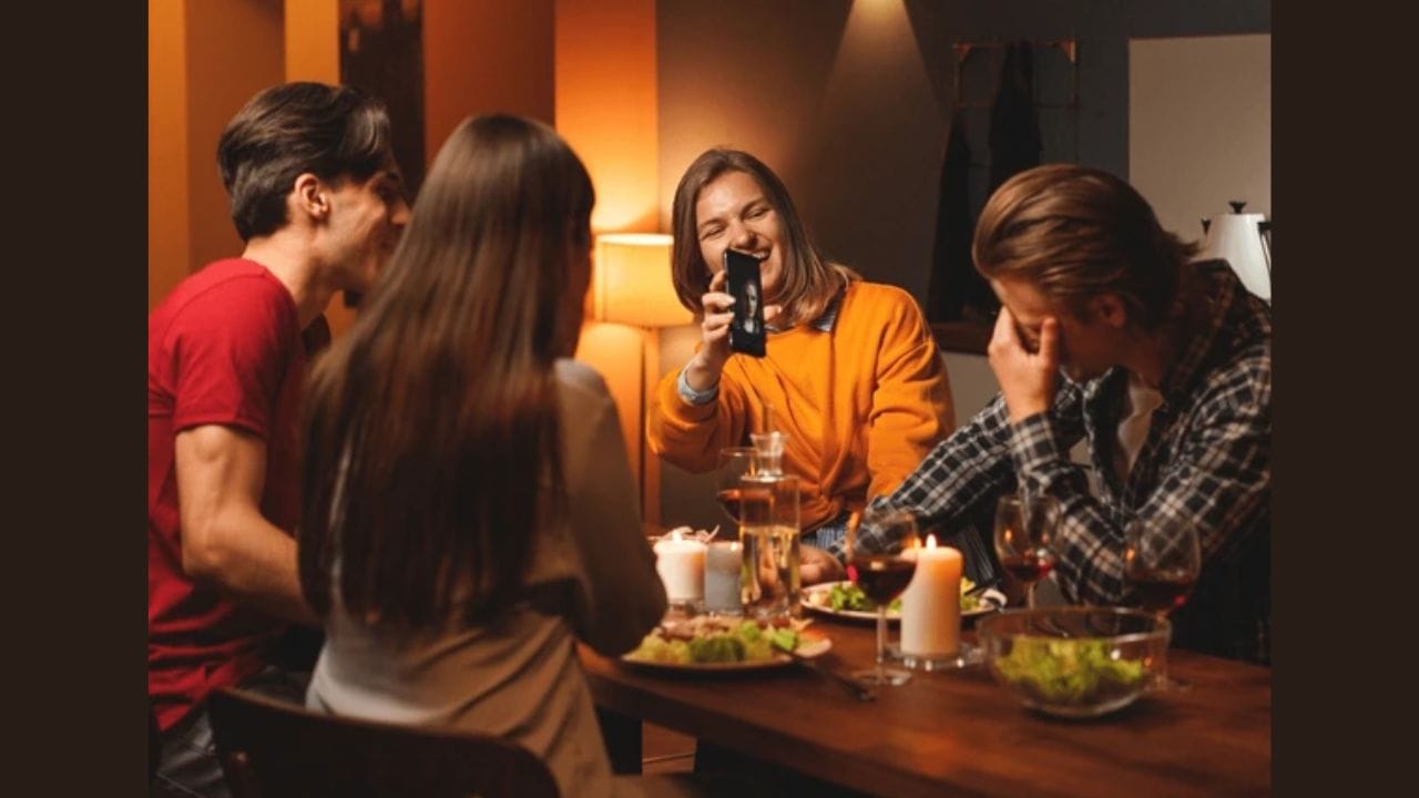 अधिक लोकांसोबत मजा दुप्पट होते : दोघांनेच पार्टी किंवा बाहेर फिरणे मजेदार असते, पण चौघांनी मिळून त्यात आणखी उत्साह येतो. एकट्या मित्रांसोबत प्लॅन करणे अवघड जाते आणि ते जोडप्याच्या जवळीकतेशी नेहमी जुळत नाहीत. डबल डेटमुळे मात्र एकमेकांशी अधिक जोडले जाणे, जोडप्यांच्या ऍक्टिव्हिटीमध्ये सहभागी होणे, एकमेकांना चांगले समजणे आणि नवीन आठवणी निर्माण करणे सोपे होते.