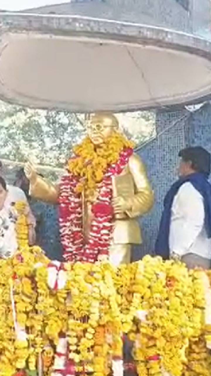 अमरावती:  डॉ. बाबासाहेब आंबेडकर महापरिनिर्वाण दिनानिमित्त इर्विन चौकात नागरिकांकडून आदरांजली