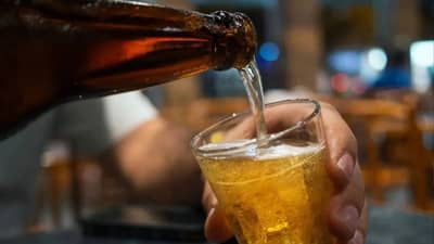 सकाळी की रात्री... दारू पिण्याची खरी मजा कधी, तो क्षण केव्हा ठरतो खास?