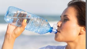 सावधान! प्लास्टिकच्या बाटलीमधून पाणी पिताय? होऊ शकतो हा गंभीर आजार.