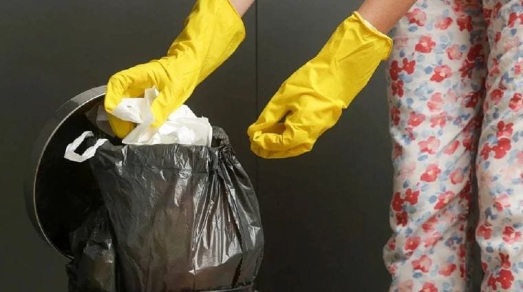 किचन ही घरातील अशी जागा आहे, जी नेहमी स्वच्छ असणे गरजेचे आहे. कारण किचनमधून दुर्गंधी येत असेल तर स्वयंपाक करायलाही मन लागत नाही. त्यामुळेच किचनमध्ये निघालेल्या कचऱ्याची वेळीच विल्हेवाट लावणे गरजेचे आहे. 