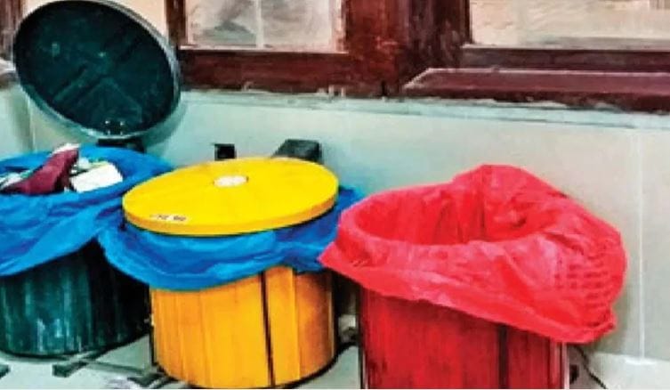 अनेकजण किचनमध्ये निघालेला कचरा थेट किचनमधील डस्टबीनमध्ये टाकतात. त्याचा परिणाम म्हणून किचनमध्ये फार दुर्गंधी सुटते. किचनमध्ये ठेवलेल्या डस्टबीनला दुर्गंधी येऊ नये म्हणून काही खास बाबींची काळजी घेणे गरजेचे आहे.