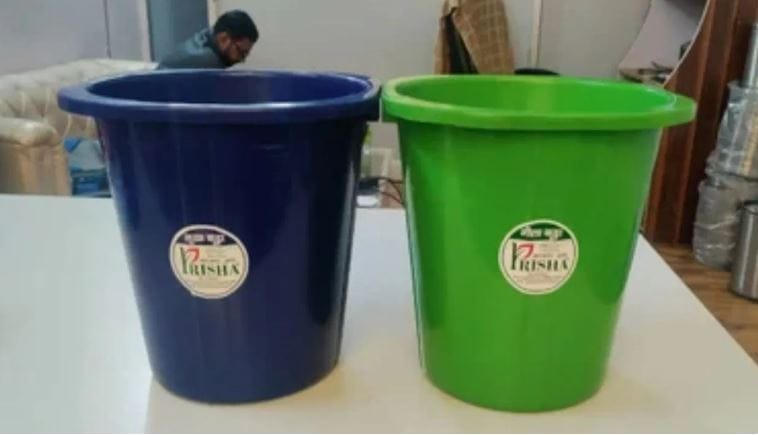 काही घरगुती उपाय अवलंबून किचनमधील डस्टबिनची दुर्गंधी घालवता येऊ शकते. बेकिंग सोड्याच्या माध्यमातून तुम्ही किचनमधील डस्टबिन साफ करू शकता. कारण बेकिंग सोडा हा नॅचरल क्लिनर म्हणून काम करतो.