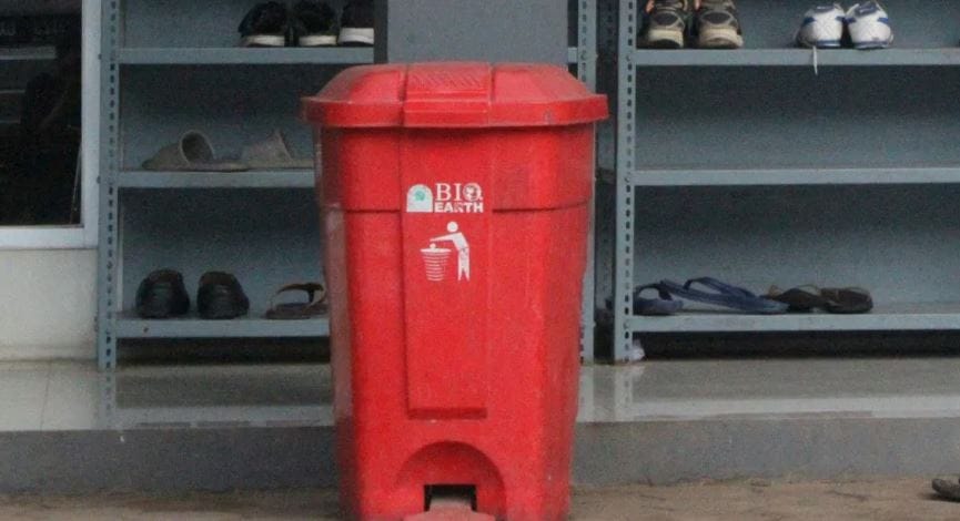 बेकिंग सोड्याने साफ केल्यानंतर गरम पाण्याने डस्टबिनला धुतले तर त्यातून येणारी दुर्गंधी नाहीशी होते. लिंबाच्या साली पाण्यात उकळाव्यात. त्यानंतर ते गरम पाणी डस्टबीनमध्ये टाकून डस्टबीन साफ करावी. हा उपाय अवलंबला तर डस्टबीनमधून येणारी दुर्गंधी कमी होते.