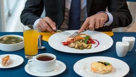 जेवताना कधीच या चुका करू नका, अन्यथा कंगाल झालाच म्हणून समजा.