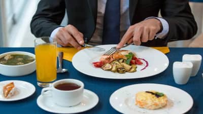 Vastu Shastra : जेवताना कधीच या चुका करू नका, अन्यथा कंगाल झालाच म्हणून समजा