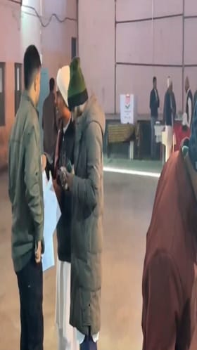 फक्त 12 जणांनी मतदान केल्यानंतर मशीनमध्ये बिघाड... 10 मिनिटांनंतर काय झालं?.