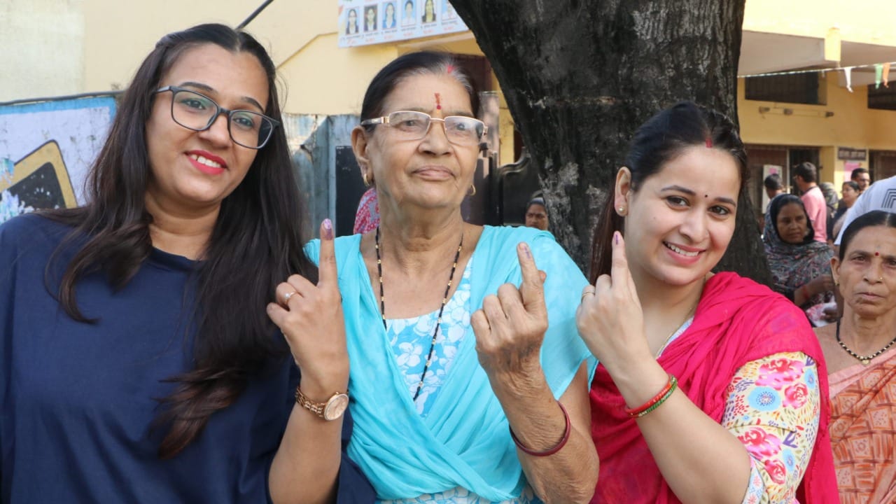 जर ही निवडणूक राज्यसभा किंवा विधानपरिषदेची असेल, तर याच फॉर्म्सना 'एए' (AA) आणि 'बीबी' (BB) असे संबोधले जाते. सध्या महाराष्ट्रात महापालिका निवडणुकांचे वारे वाहत असताना, सर्वच राजकीय पक्षांनी आपापल्या उमेदवारांची जुळवाजुळव सुरू केली आहे. आता सर्वांच्या नजरा कोणाला 'एबी फॉर्म' मिळतो आणि कोणाचे तिकीट कापले जाते, याकडे लागल्या आहेत. (सर्व फोटो - पीटीआय)