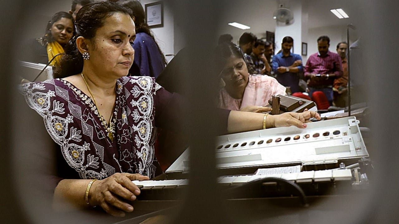 महाराष्ट्रात सध्या राजकीय रणधुमाळी शिगेला पोहोचली आहे. राज्यातील महापालिका निवडणुकांच्या पार्श्वभूमीवर सर्वच पक्षांकडून उमेदवारी अर्ज दाखल करण्यास सुरुवात झाली आहे. भाजप, शिवसेना ठाकरे गट, काँग्रेसने उमेदवारांच्या अधिकृत यादी जाहीर करताना दिसत आहेत.