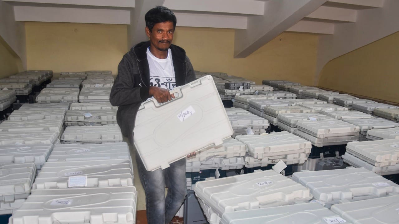 महापालिका असो वा विधानसभा 'एबी फॉर्म' मिळणे म्हणजे पक्षाने तुमच्यावर शिक्कामोर्तब करणे होय. यामुळेच कार्यकर्त्यांमध्ये हा फॉर्म मिळवण्यासाठी मोठी चढाओढ असते.