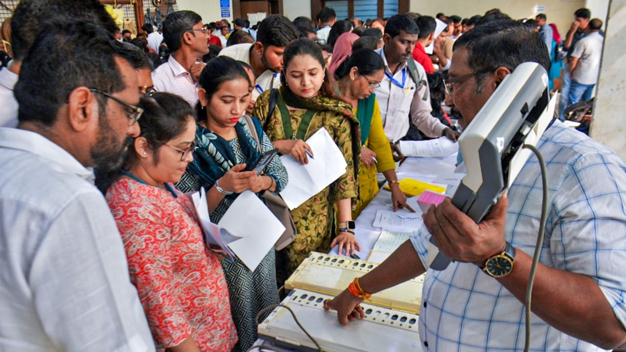 त्यासोबतच बी फॉर्ममध्ये एका पर्यायी उमेदवाराचे नाव दिले असते. जर मुख्य उमेदवाराचा अर्ज तांत्रिक कारणास्तव छाननीमध्ये बाद झाला. तर पक्षाचे चिन्ह आणि उमेदवारी आपोआप या पर्यायी उमेदवाराला मिळते.