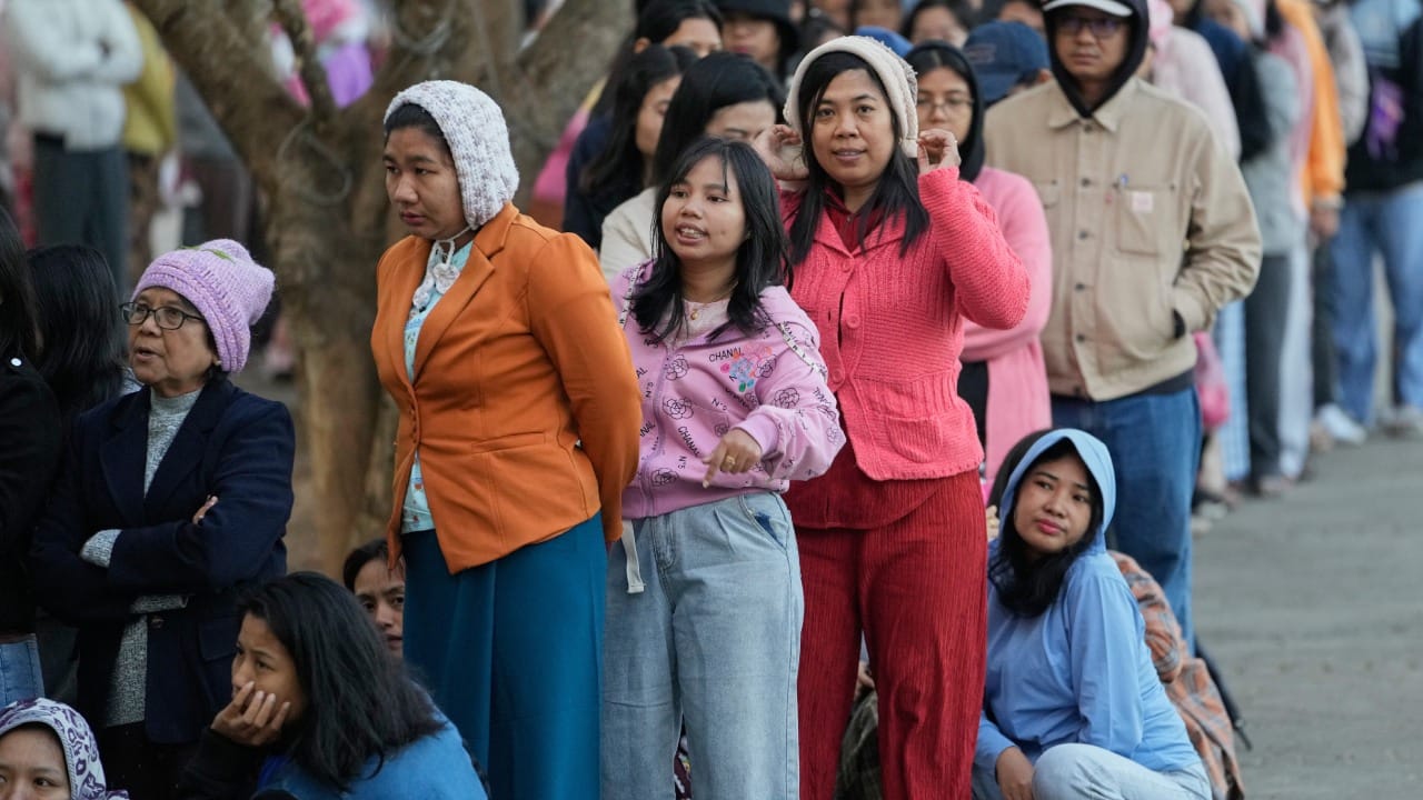 बी फॉर्ममध्ये प्रत्यक्ष उमेदवाराचे नाव, पत्ता आणि मतदारसंघाचा उल्लेख असतो. या फॉर्मवर पक्षाच्या अधिकृत पदाधिकाऱ्याची स्वाक्षरी असते. यामध्ये दोन उमेदवारांची नावे असतात. यात प्रमुख उमेदवार असतो, ज्याला पक्षाने प्रथम पसंती दिली आहे.