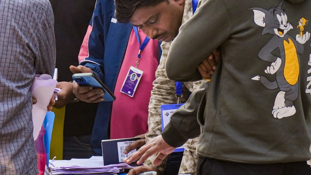 ए (A) फॉर्म हा एक अधिकृत पत्राचा नमुना आहे. जो राजकीय पक्षाचे अध्यक्ष किंवा सचिव निवडणूक निर्णय अधिकाऱ्यांना पाठवतात. या फॉर्मद्वारे पक्ष हे कळवतो की संबंधित निवडणुकीत उमेदवारांची नावे निश्चित करण्याचा आणि बी फॉर्मवर स्वाक्षरी करण्याचा अधिकार नेमका कोणत्या पदाधिकाऱ्याला देण्यात आला आहे. थोडक्यात, हे एका प्रकारचे अधिकृत ऑथरायझेशन असते.