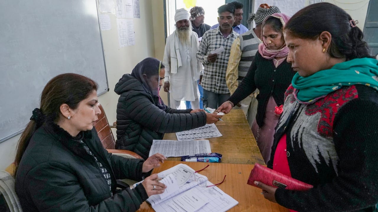 निवडणूक आयोगाच्या नियमानुसार, कोणत्याही राजकीय पक्षाचा अधिकृत उमेदवार म्हणून गणले जाण्यासाठी आणि त्या पक्षाचे अधिकृत निवडणूक चिन्ह मिळवण्यासाठी 'एबी फॉर्म' सादर करणे बंधनकारक असते. हे दोन वेगळ्या प्रकारचे फॉर्म असतात.