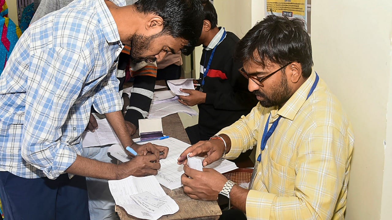 पण हा एबी फॉर्म नक्की असतो तरी काय? निवडणुकीच्या काळात त्याला इतकं महत्त्व का असते. तो मिळवण्यासाठी उमेदवार इतकी धडपड का करत असतात, असे अनेक प्रश्न आपल्याला पडलेले असतात. आज आपण त्याची सविस्तर माहिती जाणून घेणार आहोत.