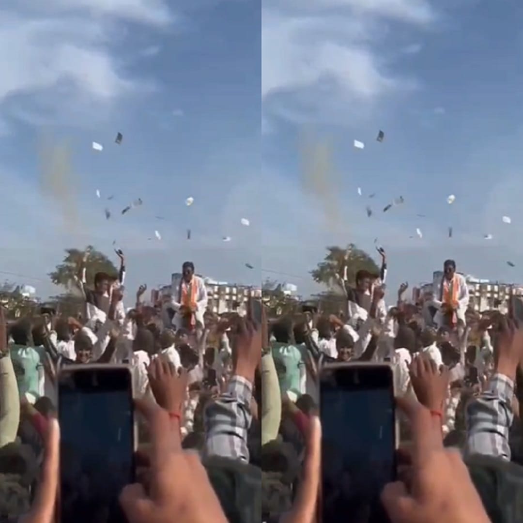 अतिक जवारीवाले यांनी जल्लोषाच्या भरात हवेत नोटा उधळल्याचा व्हिडीओ सध्या सोशल मीडियावर मोठ्या प्रमाणावर व्हायरल होत आहे.. विशेष म्हणजे हा व्हिडीओ केवळ टीकेचा विषय ठरत नसून, त्यांच्या अनेक समर्थकांनी तो अभिमानाने व्हॉट्सअॅप स्टेटसवरही ठेवला आहे ..