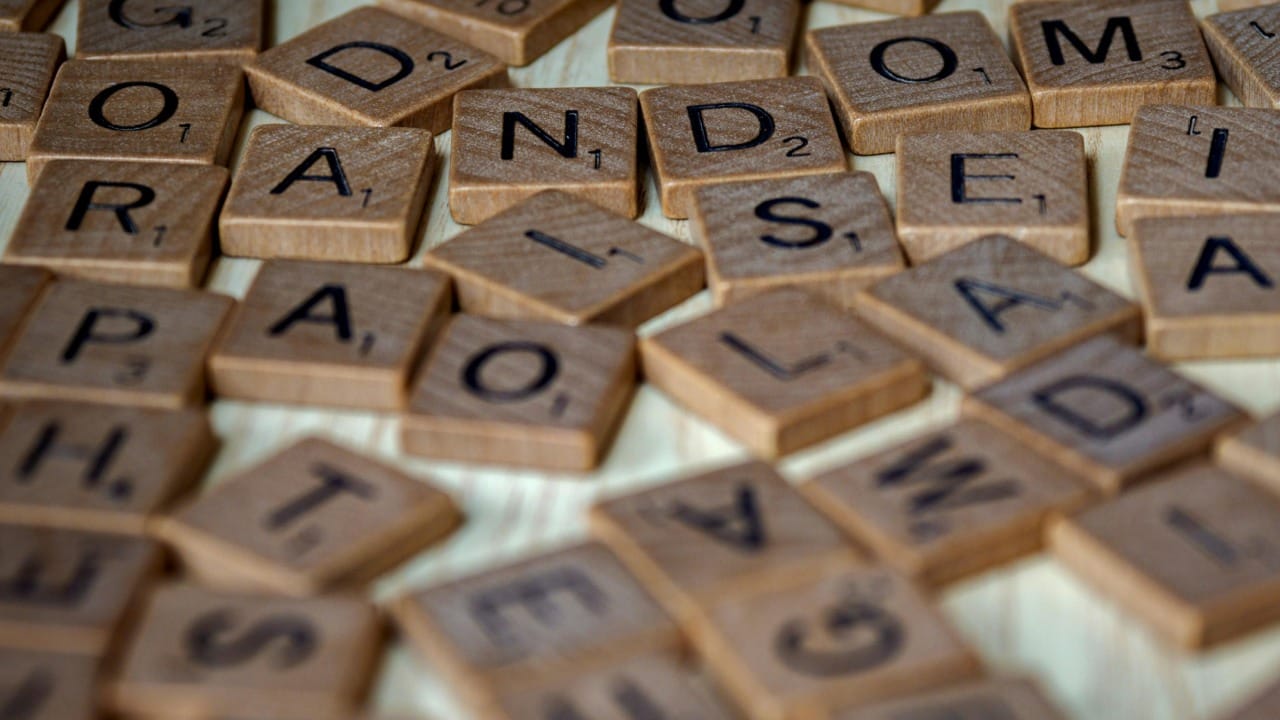 थोडक्यात सांगायचे तर, E हे अक्षर इंग्रजी भाषेचा असा अविभाज्य भाग आहे की त्याशिवाय भाषेचा डोलारा उभा राहणे कठीण आहे. हेच या अक्षराचे वेगळेपण आणि भाषेतील त्याचे अढळ स्थान सिद्ध करते.