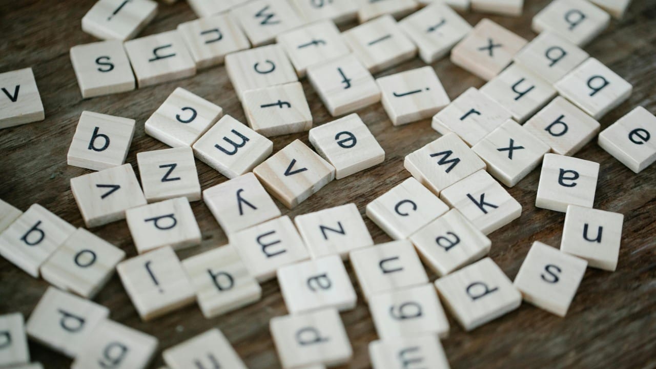 विशेष म्हणजे या संपूर्ण पुस्तकात त्यांनी एकदाही 'E' हे अक्षर वापरले नाही. या प्रकारच्या लेखनाला 'लिपोग्राम' असे म्हणतात आणि आजही हे साहित्यातील एक मोठे आश्चर्य मानले जाते.