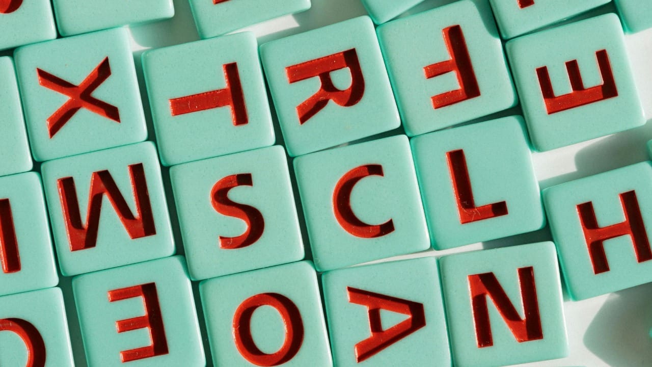 'E' अक्षराशिवाय इंग्रजी लिहिणे खूप कठीण आहे. पण अर्नेस्ट व्हिन्सेंट राईट नावाच्या लेखकाने १९३९ मध्ये एक कमाल केली. त्यांनी 'Gadsby' नावाची ५० हजार शब्दांची पूर्ण कादंबरी लिहिली.