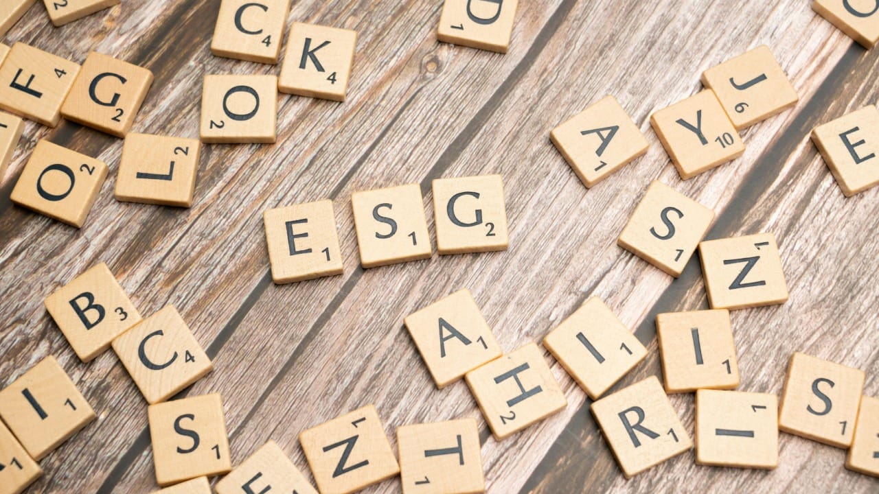 जुन्या काळी गुप्त संदेश वाचण्यासाठी तज्ज्ञ एक शक्कल लढवायचे. संदेशात जे चिन्ह सर्वात जास्त वेळा आले आहे, त्याला 'E' समजून ते कोड सोडवायचे. यामुळे कठीण गुपिते उघड करणे सोपे व्हायचे.