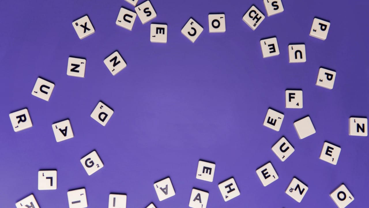 इंग्रजीतील सर्वात The हा शब्द सर्वात जास्त वापरला जातो. या शब्दाच्या शेवटी 'E' येतो. तसेच 'He', 'She', 'Me', 'We' यांसारखे छोटे पण महत्त्वाचे शब्द E मुळेच तयार होतात.