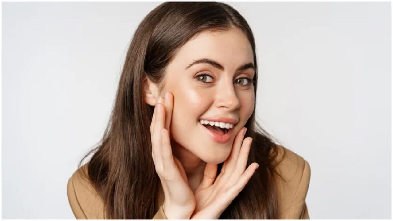 तुम्हाला माहित आहे का की कच्च्या दुधात आढळणारे अनेक औषधी गुणधर्म तुमच्या त्वचेसाठी अत्यंत फायदेशीर ठरू शकतात? जर तुम्हालाही चमकदार त्वचा हवी असेल तर तुम्ही दुधाचा फेस पॅक बनवण्याच्या या सोप्या पद्धतीबद्दल जाणून घ्या.