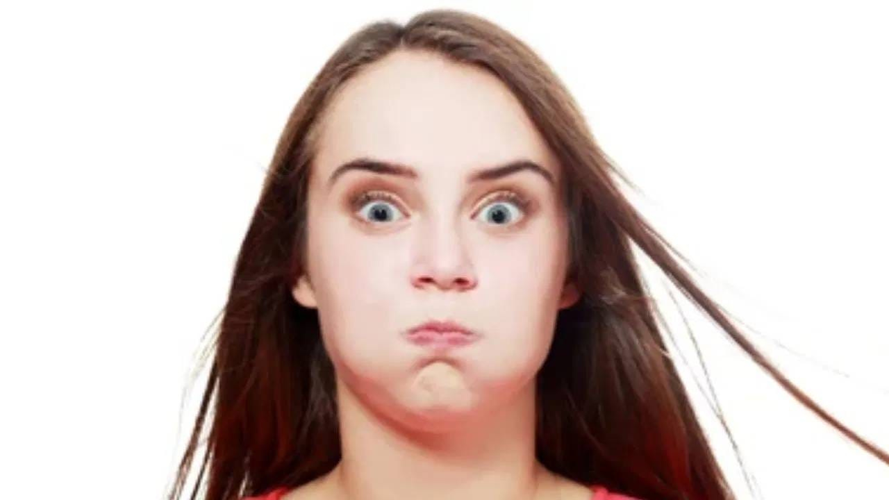 सकाळी झोपेतून उठल्यावर चेहरा सूजने स्वाभाविक आहे. प्रत्येकाचा चेहरा झोपेतून उठल्यावर सूजतो. मात्र, दिवसभर जर चेहऱ्यावरील सूज उतरत नसेल तर हे धोकादायक आहे. 