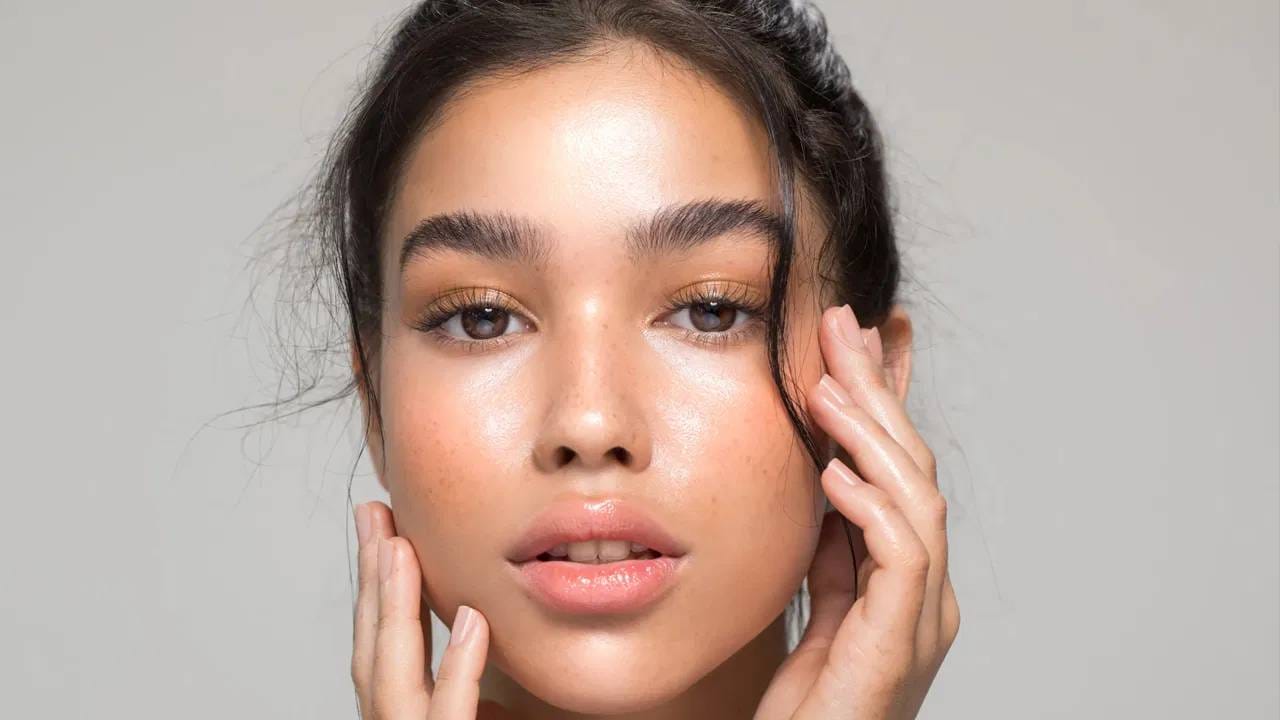 तुमचा चेहरा सूजत असेल आणि चेहऱ्यावर जर खाज येत असेल तर हे अत्यंत मोठे संकेत आहेत. किडनी खराब होण्याचे हे मोठे लक्ष असून डॉक्टरांचा सल्ला घेणे आवश्यक आहे. 