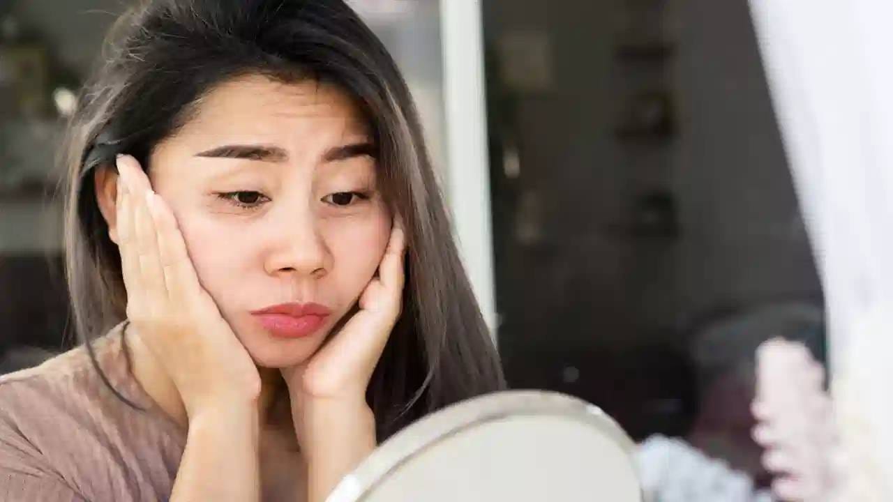 ही समस्या तुम्हाला जाणवत असेल तर लगेचच डॉक्टरांचा सल्ला घ्या. चेहरा सुजणे, सतत चेहऱ्याला खाज येणे, तोंडाची दुर्गंधी, चेहऱ्याचा रंग बदलणे ही किडनी खराबच लक्षणे. 