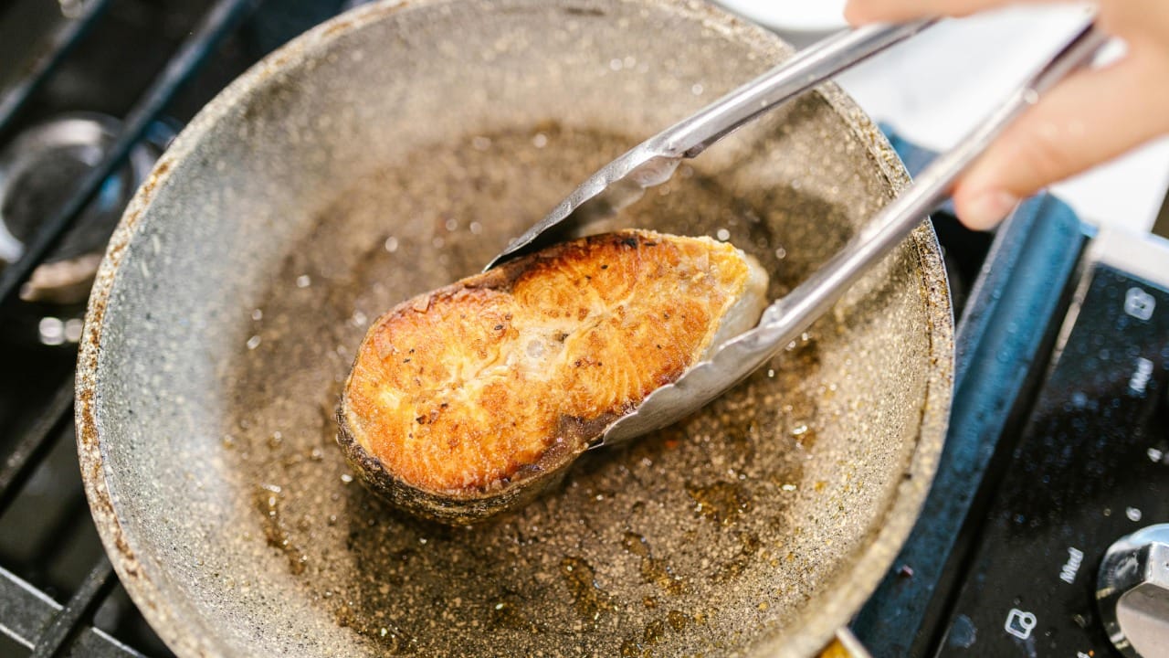 पण मासे खाताना तुम्ही त्याच्या सोबत काय खाता, यावर तुमचे आरोग्य अवलंबून असते. काही खाद्यपदार्थांसोबत मासे खाल्ल्याने तुमच्या शरीरात विषारी प्रतिक्रिया निर्माण होतात. ज्यामुळे माशांमधील पोषक तत्त्वे शोषून घेण्याऐवजी पचनात गडबड करतात आणि तुम्हाला थेट हॉस्पिटल गाठावे लागू शकते.