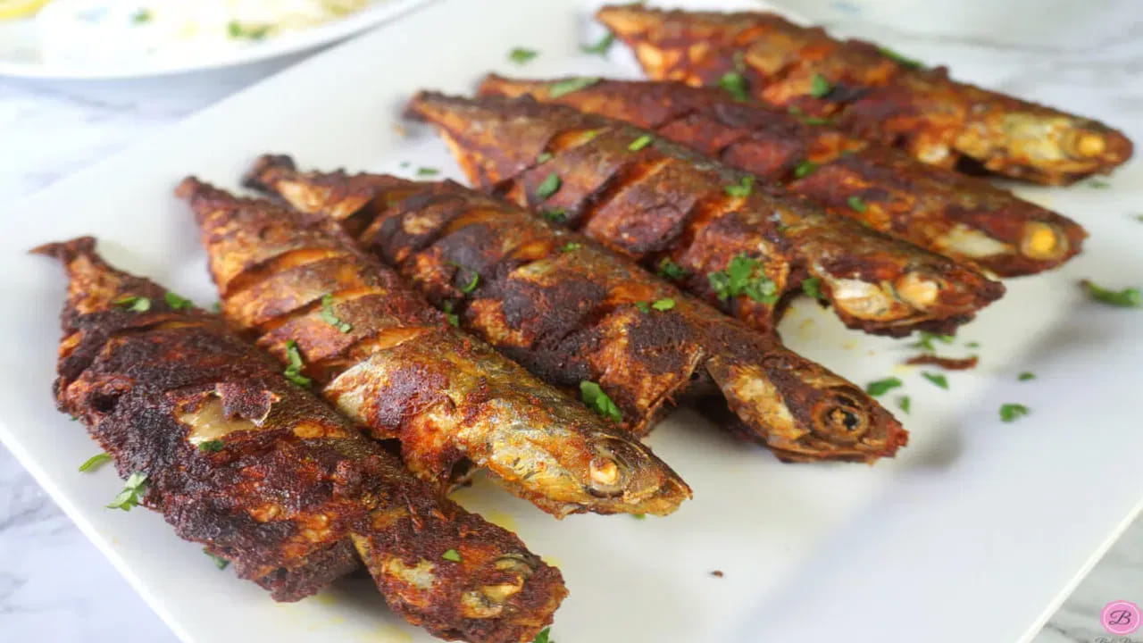 पालक आणि कोथिंबीर यांसारख्या काही विशिष्ट हिरव्या भाज्या माशांसोबत जास्त प्रमाणात खाऊ नयेत. या भाज्या जास्त खाल्ल्यास माशांमधील कॅल्शियम शरीर व्यवस्थित शोषून घेऊ शकत नाही. यामुळे गॅस आणि पोट फुगण्याची समस्या निर्माण होते.