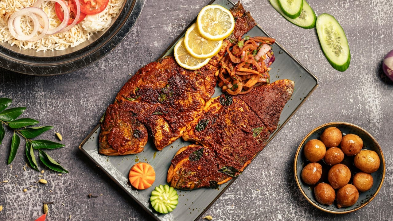 व्हिटॅमिन सी युक्त असलेले लिंबू किंवा इतर लिंबूवर्गीय फळे माशांसोबत जास्त प्रमाणात खाणे टाळावे. व्हिटॅमिन सी आणि मासे एकत्र आल्यास विषबाधा होण्याचा किंवा पचनाचा गंभीर त्रास होण्याचा धोका असतो. चवीसाठी थोडे लिंबू चालते, पण जास्त खाऊ नका.