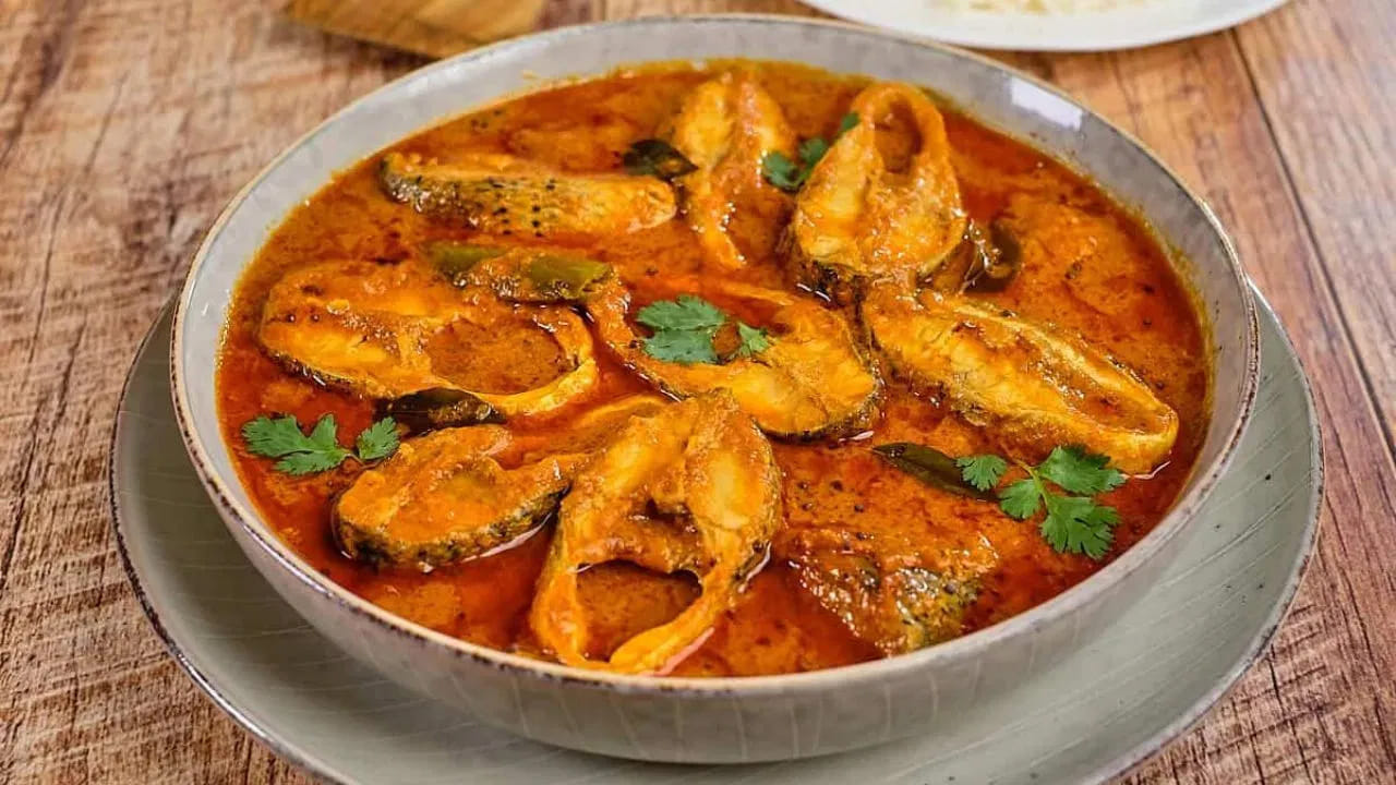 जर तुम्हाला मासे किंवा फिश करीसोबत अल्कोहोल किंवा वाईन पिण्याची सवय असेल, तर ती लगेच थांबवणे तुमच्या हिताचे आहे. यामुळे यकृतावर (Liver) खूप जास्त ताण येतो. मासे खाल्ल्यानंतर लगेच अल्कोहोल घेतल्याने हृदयविकाराचा धोका वाढतो.